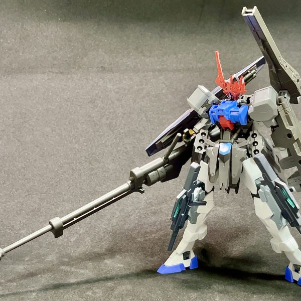 最近ガンプラ触れてないですが、アスタロトのMSオプションセットを手に入れたので射撃機のコンセプトで俺ガンの素体を組んでみました。足はどうしてもこのヒザが使いたくてケルディムガンダムサーガから拝借してますが00系統特有のあの足の細さからか立ち姿の時のアンバランス感が少し気になるところ。（2枚目）