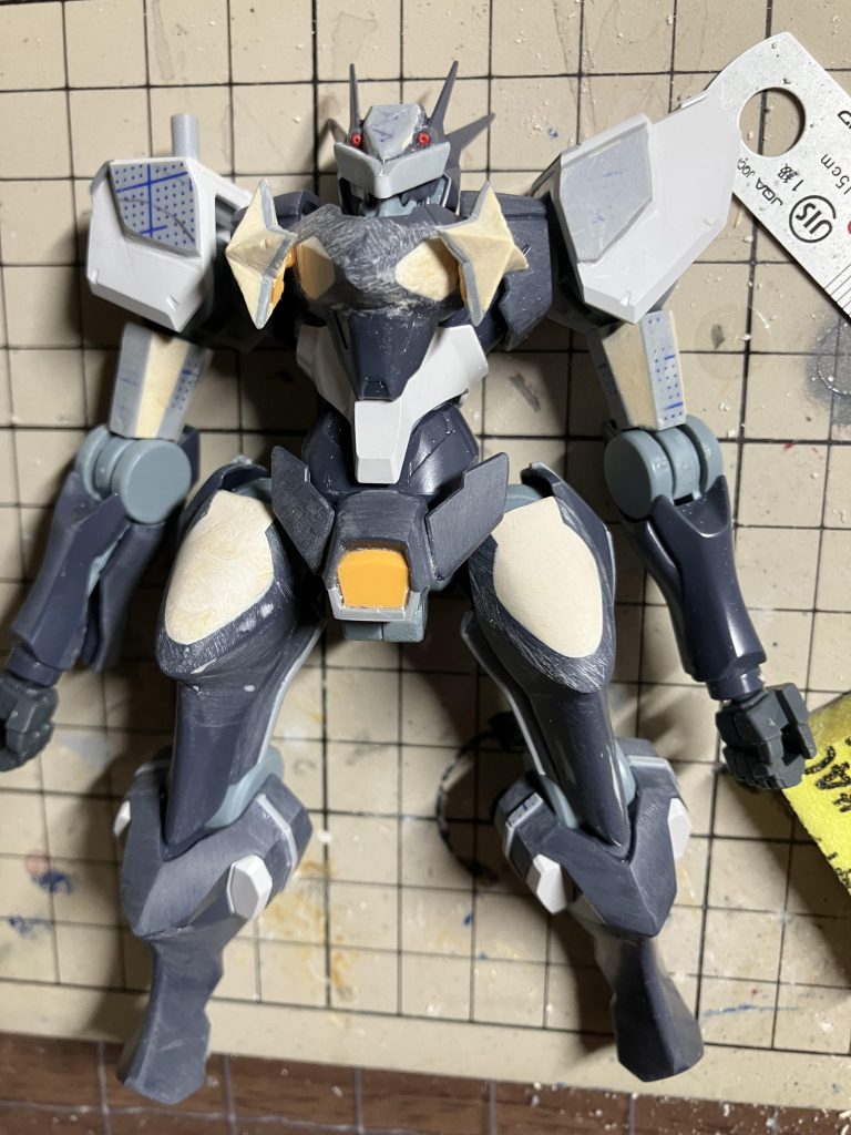 胸元のワッペン(?)は星形に。シェル埋めたり腕部も角型に地味に変更してました