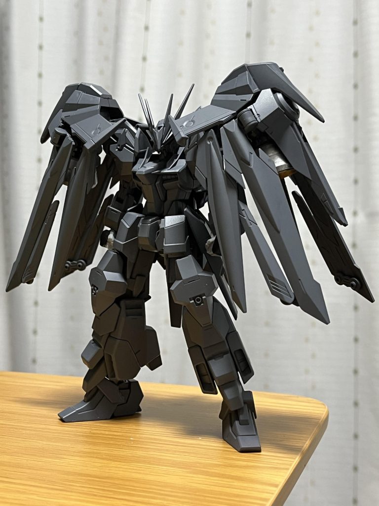 進捗④捨てサフ段階！ノーネイムライフルのマントモードを両肩に接続できるようにしましたが、マント上面の隙間をいかにして埋めるかに苦戦し、最終的にノーネイムライフルの予備パーツを使って蓋をすることに！