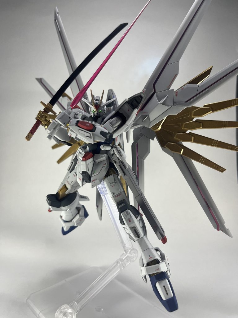 フツノミタマとビームサーベル2本構え。ツインアイの蛍光イエローが良い感じに光ってます。