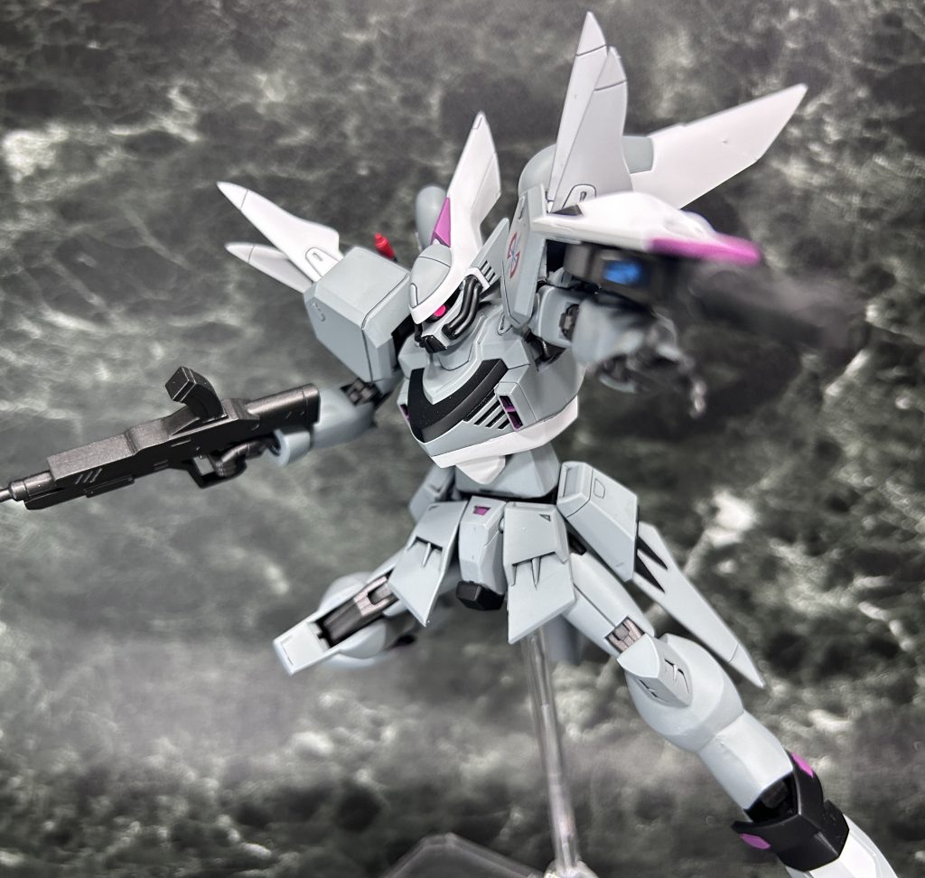 キット各所の関節はHGCEライジングフリーダムに置き換え、腹部にはロールスイングジョイントを仕込んでいます。