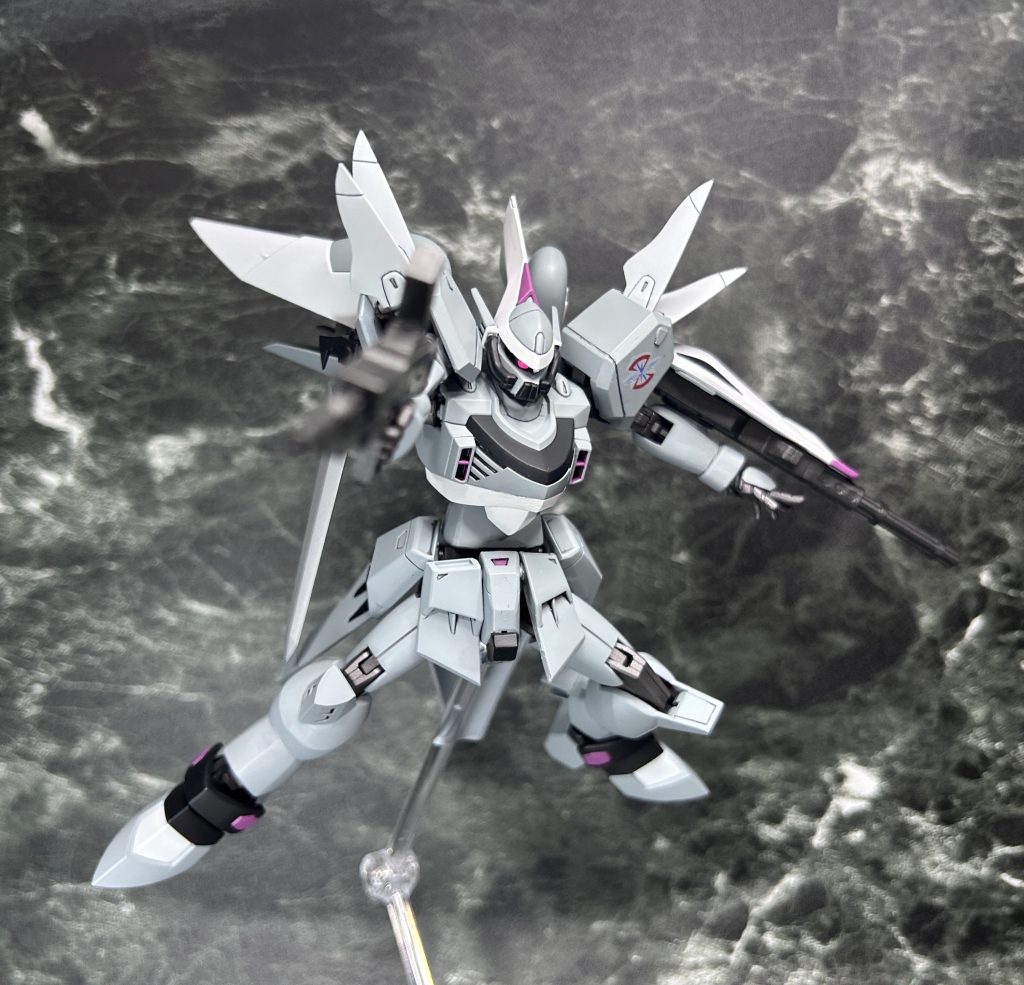 両肩、フロントアーマーは延長・大型化しています。