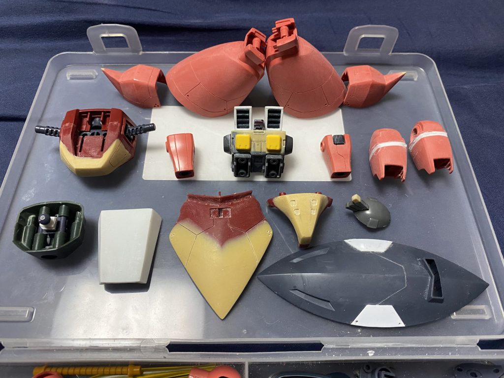 手を加えた部分。いつも通りパテやプラ板で延長・スタイルアップし、モデル体型に。