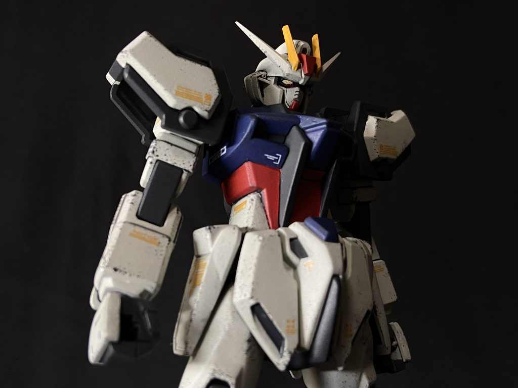 以上、ストライクガンダム（旧HG）でした。思い出のキットを改めて組んでみると、今と比べて時代を感じる部分と、今のキットに引けを取らない良い部分が見えてきて新鮮です。パテや接着剤を使って合わせ目を消したり、延長や可動化工作をしたり、昔は出来なかったけど今は当たり前にできるようになっていて、ガンプラ制作の楽しさを再発見できました。ここまでご覧頂きありがとうございました。