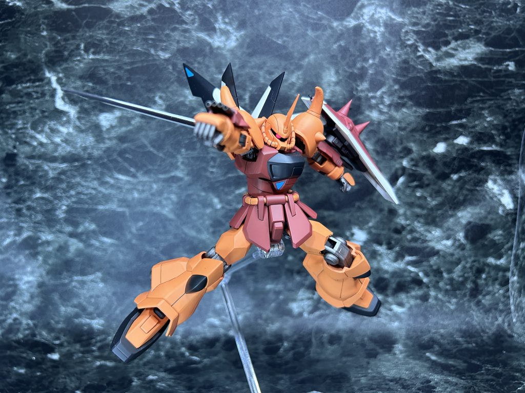 製作内容は以前投稿した一般機と同じく、各所の関節移植により現行キット並みの可動域を持っています。