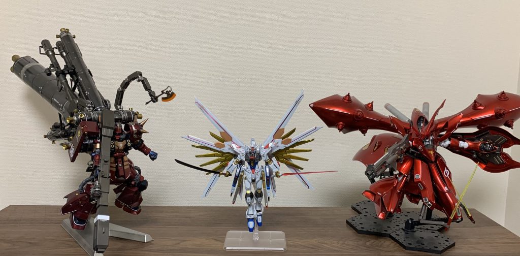 化け物の間に並べるこうして見ると小ちゃくてかわいいです