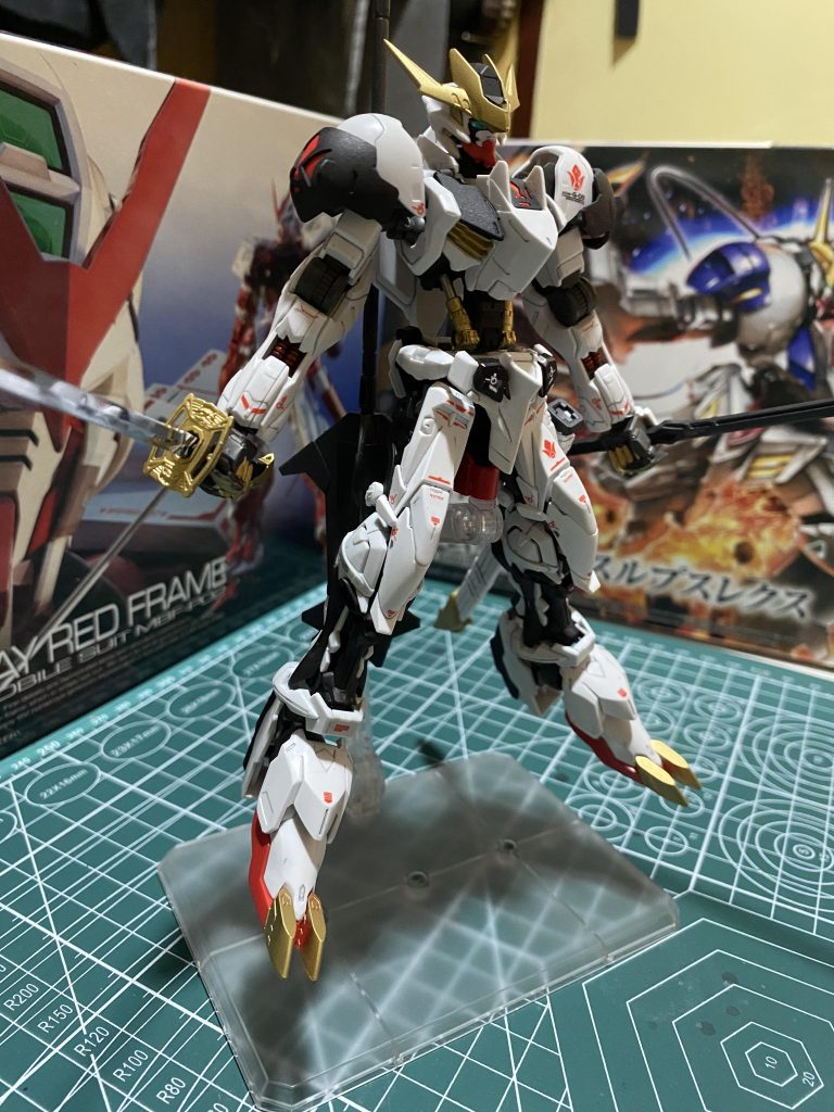 黒と白に赤が入っいるデザインがかっこいいと思いその色を使用し、バルバトスの黄色の部分はゴールドにしました。色塗りは全てガンダムマーカーを使用しています。