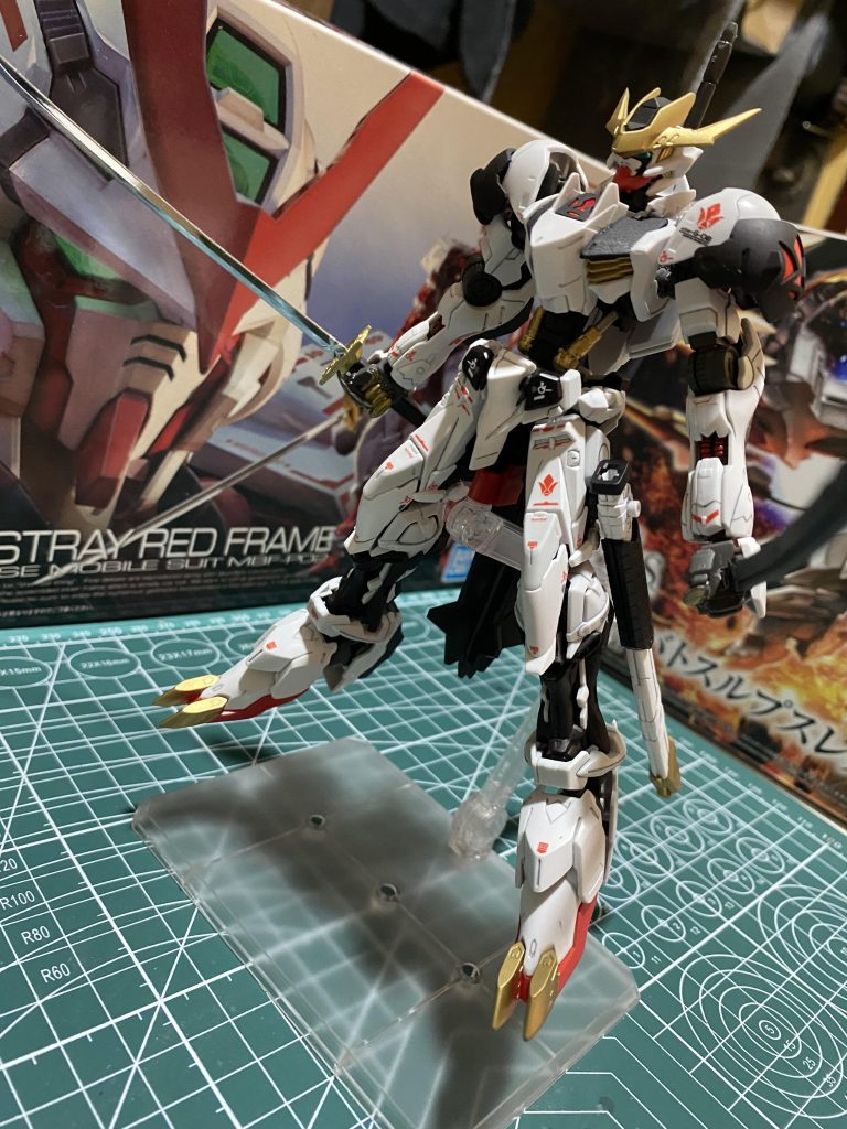 アストレイの腰回りもシュットしててかっこいいですよね。