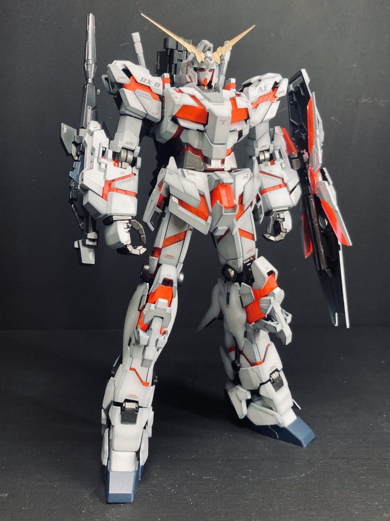 脚を短くしたかったので、太ももを変身前の長さのままサイコフレームが見えるようにしました。