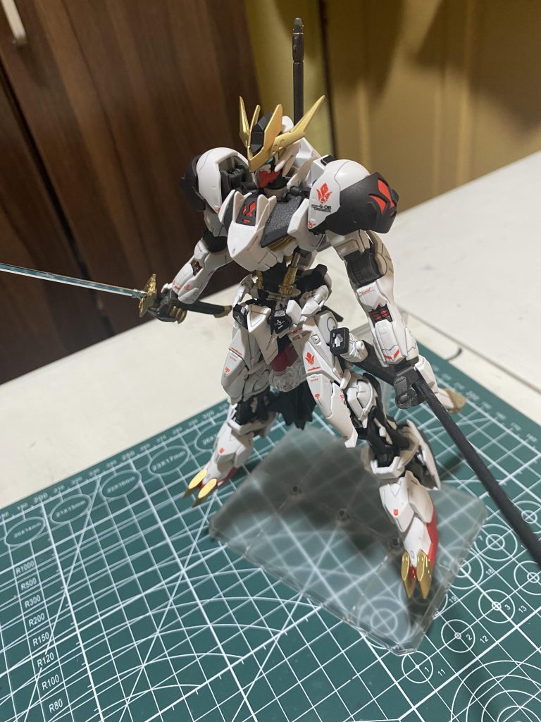 黒い背景から見える赤い鉄華団のマークがたまりません。 さらに二刀流ってかっこいいですよね。太刀と刀が持てなかったのでやすりで削りました。