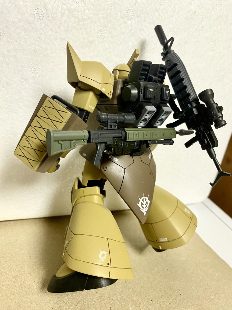 特徴的な小形シールドやバックパックはプラ板でスクラッチ。試作型ビームライフルは、陸戦型用のものは市販品。大型タイプはジャンクパーツから自作しました。それぞれ背部にマウント可能です。