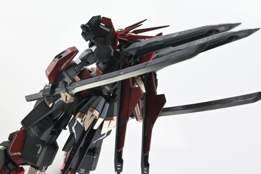 ・ムラマサブレードツェアシュトゥルングソードの中に格納されている刀。刀身はこちらもレアメタルΩが使用されており、ツェアシュトゥルングソードは鞘兼加速器でもあるので、刀身の刃こぼれや破損があった際、任意に超高速抜刀からの手持ち武装として使用可能。