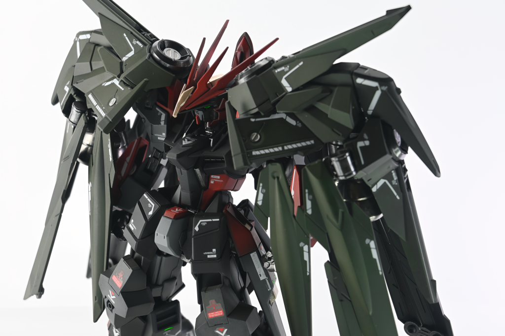 ・両肩部防御兵装『フリューゲルパンツァー』ロードアストレイ・ブレイズの肩部分に接続される防御兵装。起動させると、あらゆるビーム兵器の威力を減衰・無効化するフィールドを自機の周りに展開する。マント自体も本体と接続されているためVPS装甲で覆われており、ビーム実態弾双方に対して高い防御力を発揮する。本装備は敵機との間合いを詰めるために使用され、戦闘に入ると即パージされる仕様となっている。それ故に本装備を搭載した状態での上半身の可動範囲は絶望的なものとなっている。