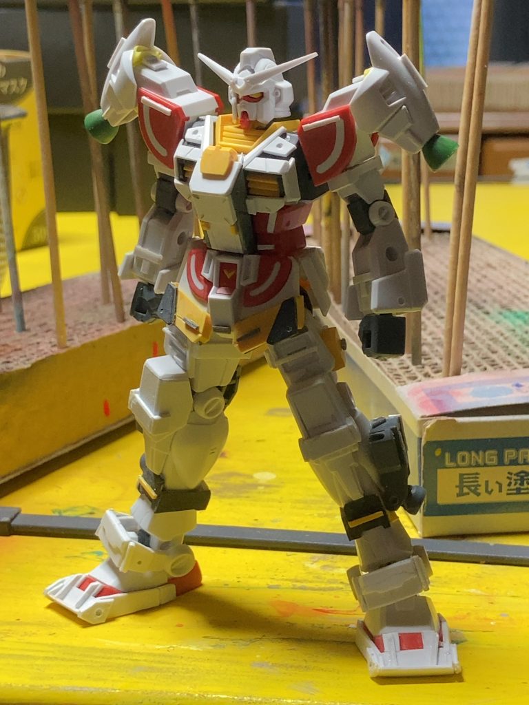 制作中はこんな感じ。フェイスパーツがキットのままだとちょっと前に出てるきがしたので少し削って奥に引っ込めてます。