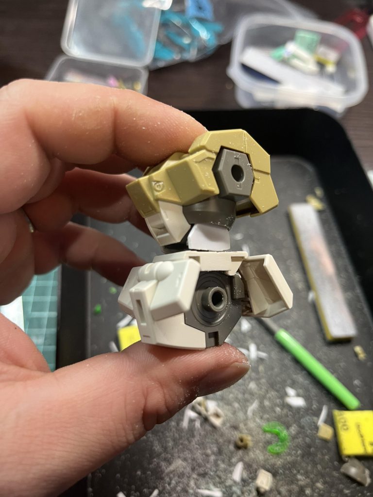 ウエストも切ってプラ板貼り付けたりして、角ばった印象にプチ改造(^^)