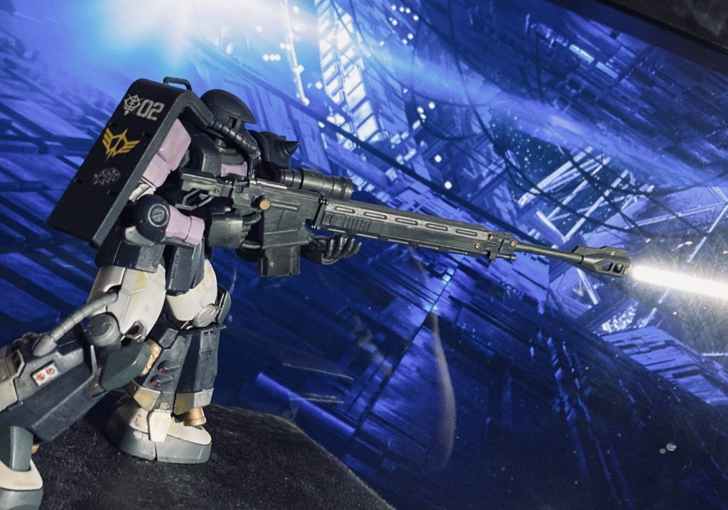 マッシュ機としたオリジン版06Rですが、ジャンク品として、購入したものでしたので、デカールは使えませんでした。市販品デカールをまあまあ、らしく貼り付けています。　今回もご覧いただきありがとうございました。この、ラスト写真は照明の反射を対艦ライフルの発射に見立てて撮影しました。けっこうお気に入りです。^_^