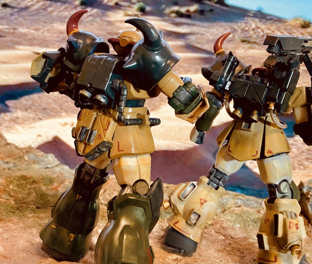 デザートタイプと言っても、それほど弄ってはいません。スパイクアーマーはグフリバイブ版になっていますが、この機体自体が以前エグバ仕様として投稿したものなので、リメイクと言いましょうか‥。残りものをイジると言いましょうか‥。残ったパーツを使い、作り直す癖がありまして💦