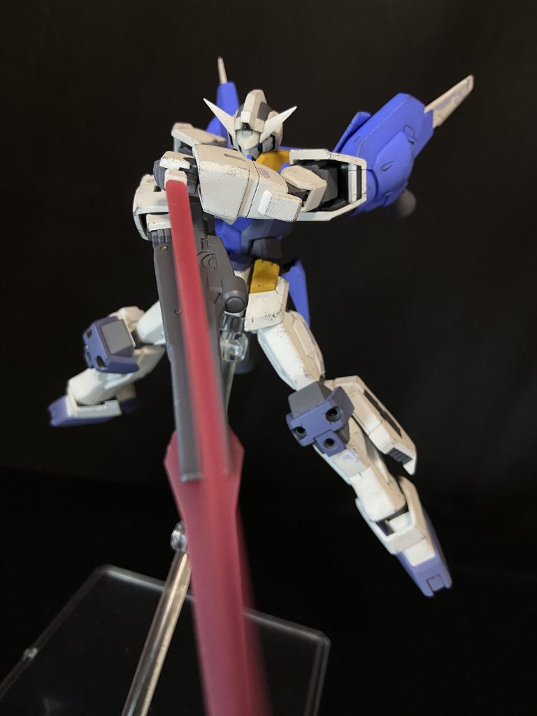 シールド裏に増設したサーベルラックからのビームサーベル、ライフル先端の発振部分からのサーベルで擬似二刀流。