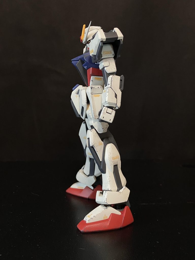 白部分にオレンジのデカールをその他には白のデカールを貼り、全体的にスポンジチッピングで汚しを加えています。