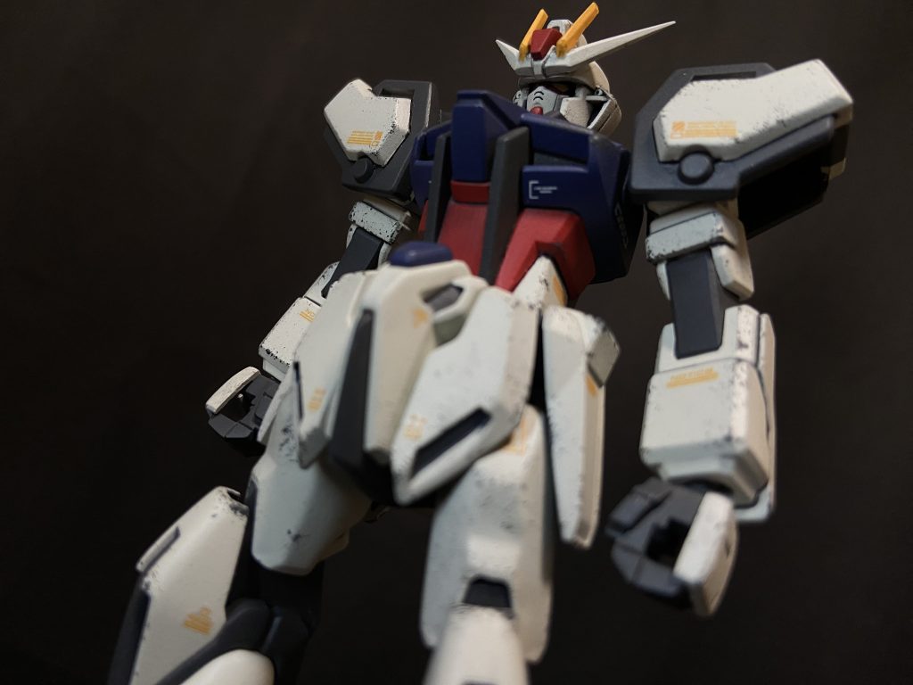 色は濃い青の成型色をティターンズブルー2で表現し、白は少しトーンを落としたくてグランプリホワイト、赤はRLM23レッドを使用しました。グレー部はジャーマングレーです。