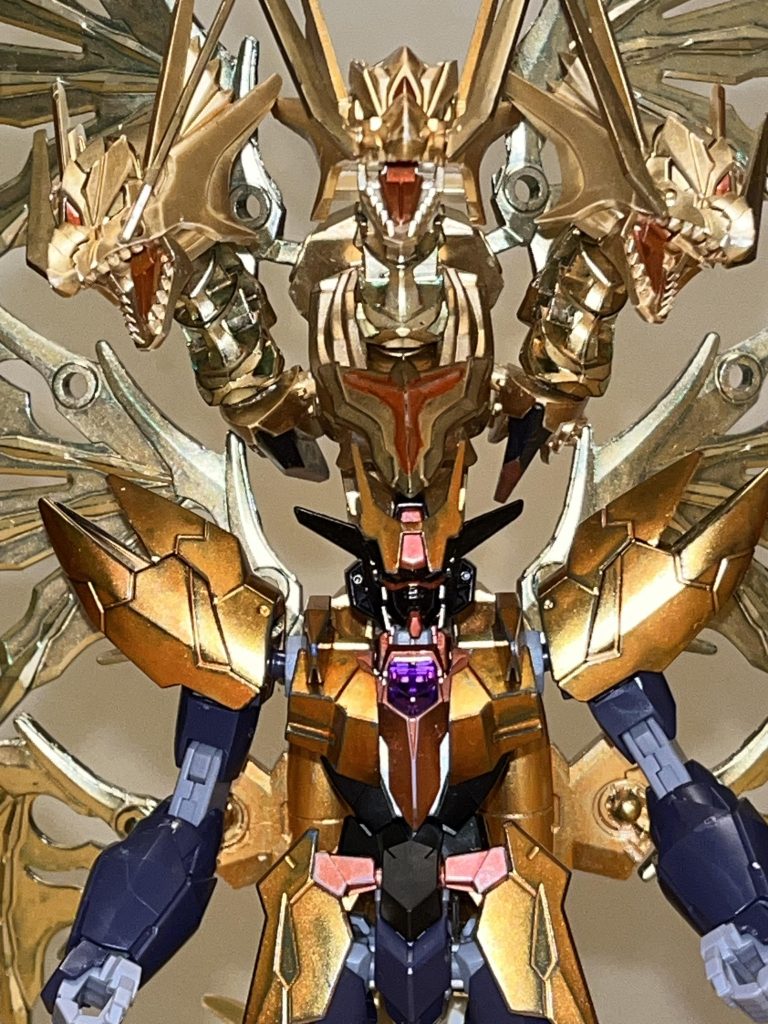 性能攻撃力と防御力を中心に、あらゆる性能が大幅に強化されており、進化前と同じく、スピード面も度外視されながらも、かなり強化されている。リベンジャーズの幹部用MSの中でも最重量を誇る(進化前以上に重い)MSだが、超強化型だけあって、後述の特殊能力に頼らずとも、絶大な性能を保有している。DGハイパワーエンジン本体の動力源であり、デスティニーガンダムセレーネやガンダムシュバルツリッターと同じ超強化型に至っている。本機は、進化前に掛けられていたリミッターを解除する事で、本来の出力を発揮するシステムになっている。アンリミテッドエンジンと遜色の無い無尽蔵のエネルギーが誇り、出力を最大値にして稼働すると、特殊な核爆発現象「ハイパワービッグバン」を引き起こす事ができる。機動力・スピードスラスターの推進力が爆発的に強化された事で、大気圏内での飛行を可能としているだけでなく、後述の防御力による高い耐熱性を得ているのもあって、オプション装備なしでの大気圏突入・離脱すらも可能としている。重量に見合わず運動性も高く、上記の機動力と合わせて格闘戦を可能とするだけのスピードは確保しているが、引き続き本機の戦闘スタイルの関係上「最小限の動きで攻撃を避ける」戦法に適している。攻撃能力純粋なパワー面も大幅に強化されており、通常のパンチとキック等の打撃だけでも凄まじい破壊力を誇り、PS装甲をも軽々と粉砕するほどの攻撃力を持つ。引き続き両腕と両脚に高エネルギー収束機器の搭載しており、本機の重量の重さも相まって、その威力は数倍以上に高められる。防御力・耐久性耐久性も極めて高いレベルに上がっており、陽電子砲ですら耐え凌ぐほど。本機にも、DG細胞を使用するMSに共通する「MSが受けたダメージがパイロットにもフィードバックする」という欠点が存在するが、そのダメージ自体も大幅に軽減されており、大出力ビームの接射やビームサーベルの直撃さえも、パイロットへの有効打にならない程。