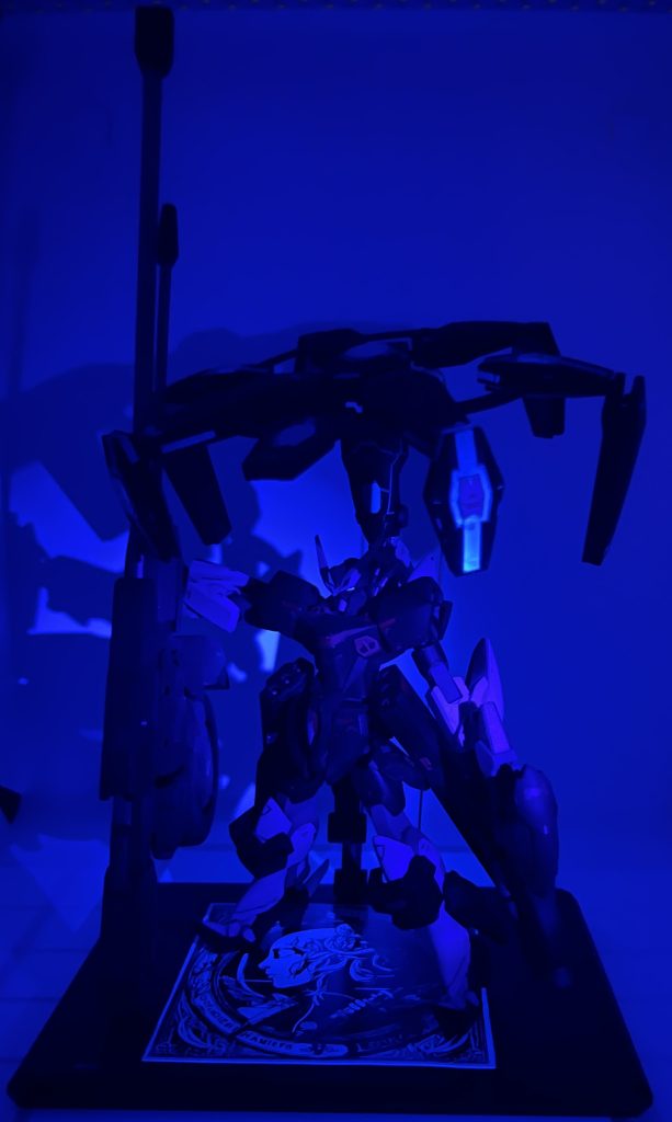 ちょっと分かりにくいですが、頭の上のやつは蛍光塗料で塗装したので光ります。