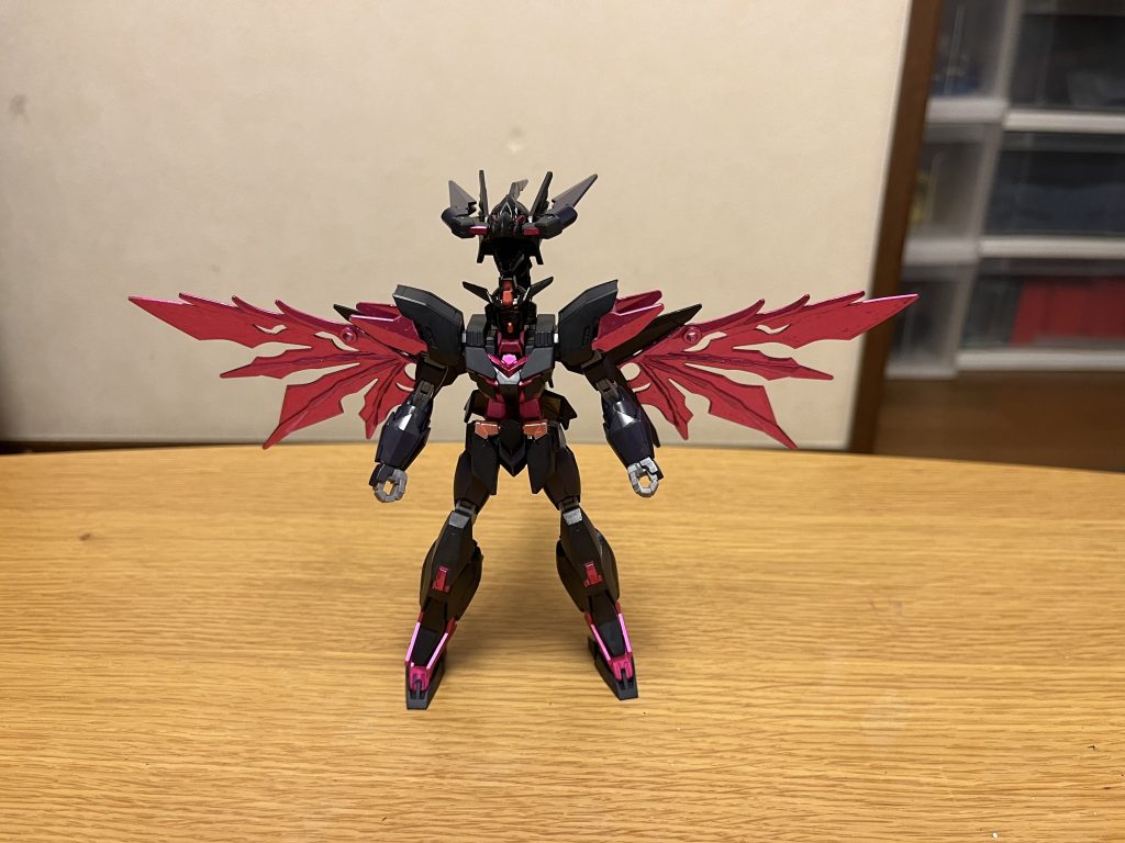 機体名:ガンダムタキオン全高:23.5m重量:97.7t黒紫色と赤を基調としたカラーリングが特徴。略称は、タキオン。パイロットは、ミザエル(CV:大河元気)。男性。コーディネーター。年齢は、14歳。リベンジャーズの幹部の1人。金髪で腰まで届くストレートのロングヘアーであり、細身な体格をしており、白とグレーを基調とした高貴さを漂わせる服装は、スラリとした体格をより際立たせている。パイロットスーツは、全身金色という派手な出で立ちに、さらに両腰にローブのようなものも付いており、ヘルメットも白いマスクのような物が付いている。正統派の幹部キャラらしく、常に冷静沈着で落ち着いていながらも、自分の実力に絶対の自信を持っており、さらに一見すると仲間にすらどこかバカにした感じで接するが、意外と仲間思いな一面もある。基本的に任務よりも、因縁の決着や自身の戦いの美学の方を優先しており、リベンジャーズの中でと単独行動が多いが、かと言って協調性皆無ではなく、仲間たちへの助言やフォローもしたり、ルナマリアや鎌尾の援護射撃をしたりと、シンからも厚い信頼を得ている。シンに対しては、呼び捨てかつ対等な口調ではあるが、彼を「我らが王」として敬意を払うなど、最低限の「リベンジャーズの主従関係」は遵守している。