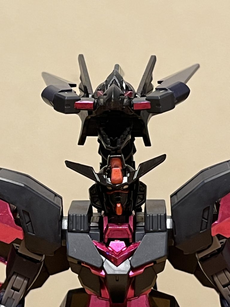 性能高い攻撃力と後述の時間逆行能力に特化した設計となっており、スピード面に関しては、ミザエル自身の戦闘スタイルに合わせて、ほぼ度外視されている(それでも高い水準を確保している)。リベンジャーズの幹部用MSの中では、真の姿であるネオタキオンに次ぐ重量級MSであるが、本機もDG細胞を使用しており、後述の特殊能力に頼らずとも、高い性能を実現している。DGハイパワーエンジン本体の動力源であり、既にデスティニーガンダムセレーネやガンダムシュバルツリッターと同じ超強化型に至っているが、エンジン自体にリミッターを掛けられている為、出力は25%に抑えられており、真の姿となる事でリミッターが解除される。機動力・スピードスラスター自体が高い推進力を有しており、大気圏内での飛行が可能とする優れた機動力を誇る。かなりの重量を持ちながら運動性も高く、上記の機動力と合わせて格闘戦を可能とするだけのスピードは確保しているが、本機の戦闘スタイルの関係上「最小限の動きで攻撃を避ける」戦法に適している。攻撃能力両腕と両脚に高エネルギー収束機器の搭載しており、通常のパンチとキック等の打撃だけでも、PS装甲にもダメージを与える攻撃力を持つ。防御力・耐久性耐久性は非常に高く、大出力ビームを耐え凌ぐ。本機にも、DG細胞を使用するMSに共通する「MSが受けたダメージがパイロットにもフィードバックする」という欠点が存在するが、そのダメージ自体も大幅に軽減されており、大出力ビームの接射やビームサーベルの直撃さえも、パイロットへの有効打にならない程。