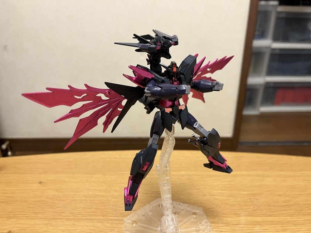 特殊能力いずれも、DGハイパワーエンジンの力によって会得した能力。時間逆行能力「タキオントランスミグレイション」周囲を強制的に時間逆行させる特殊能力。時間逆行自体はレジェンドΩ-Zと同じ能力(特性と弱点はあちらを参照)だが、本機の場合は「対象を指定せず、周囲を巻き戻す」という違いがある。さらに有効範囲は半径20kmで、戦闘区域のほぼ全土にも干渉するほど。こちらも、あくまで体感時間を操作するだけなので、人間の精神や記憶には干渉しない他、特殊能力への耐性を持つMSや細胞の力自体が強すぎて能力や機能を無効化できないMS、本機と同じ時間操作系の特殊能力を持つMSには通じない。さらに、能力の発動にはかなりのエネルギー消費が必要となり、再度発動には12分間のチャージを要する。時間操作耐性上記の時間逆行能力の使用だけでなく、その暴発防止の関係上、本機は時間操作系の特殊能力への耐性を持っており、本機とパイロットはそれらの影響を一切受けない。