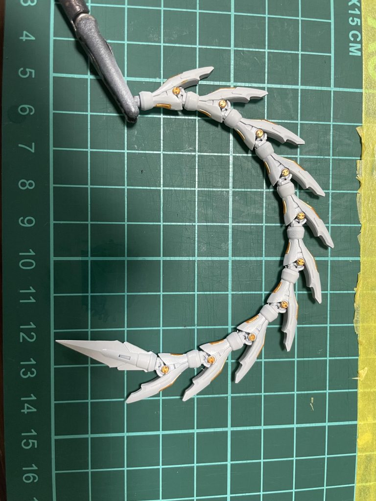 1番悩んだのがヒートロッド😅アドバンスドMSジョイントのABSのパーツをどうしようか考えた結果、ホワイトカラーからガンダムマーカーのイエローゴールドで筆塗り