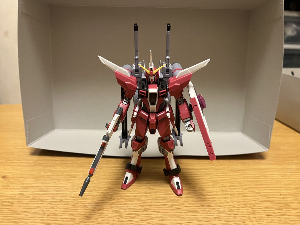 機体名:インフィニットジャスティスガンダム弐式(にしき)全高:19.64m重量:78.07tオーブ連合首長国のアカツキ島秘密ドック内で保管されていたインフィニットジャスティスガンダムを、モルゲンレーテ社により最新技術で近代化改修を施した機体である。パイロットは、アスラン・ザラ(IF版)。
