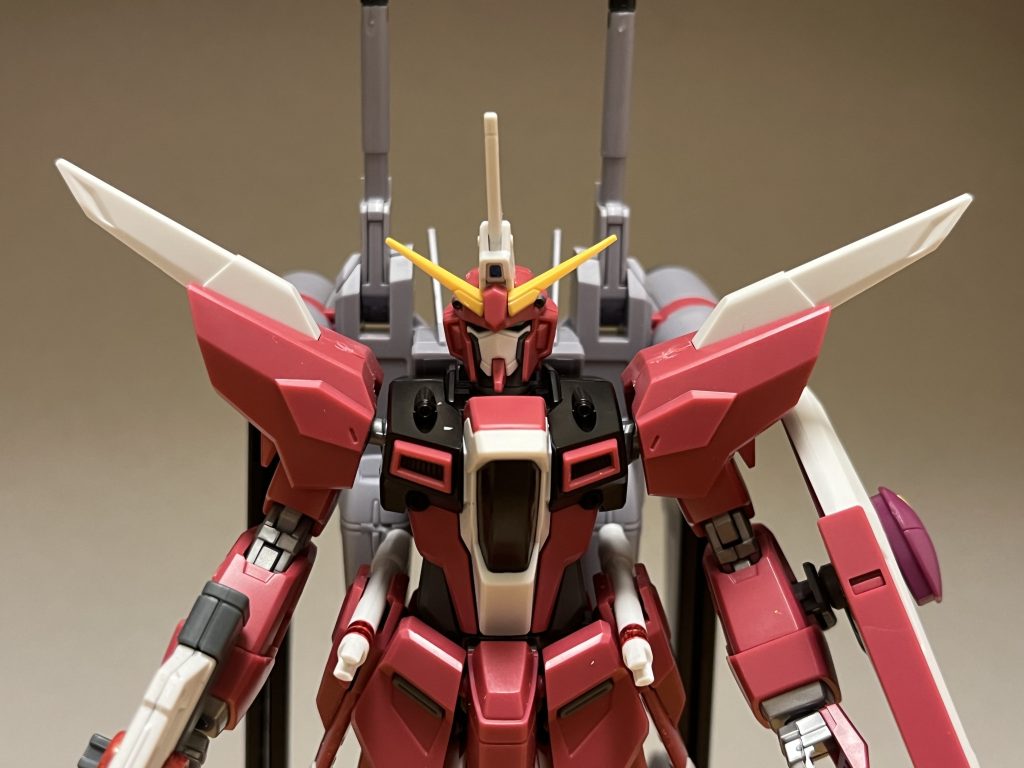 性能原作のインフィニットジャスティスガンダム弐式と同じである。元々は新装備キャバリアーアイフリッドの性能評価実験に使用されていたが、原型機のパイロットであるアスランのターミナルへの出向に合わせて正規運用される運びとなった。また、本機は原作での改修機の中でもブッチギリで大部分が変更されており、原形を留めている足首以外はほぼ別物で、手甲のデザインすら異なっている。動力源ハイパーデュートリオンエンジンまたは新型融合炉が搭載されているとのこと。全天周囲モニターコックピットは、ライジングフリーダムガンダムとイモータルジャスティスガンダムに採用されていたタイプの全天周囲モニターへと交換されており、視認性と機能が更にパワーアップしている他、スペースも広くなっている。機動力・スピード原作と同様に、背部には「フォランテス」を搭載しており、各種スラスターの増設による運動性向上と合わせて、重力下でも飛行可能となっており、極めて高い機動力と攻撃性能を発揮する。詳しくは、後述を参照。防御力・耐久性装甲には、VPS装甲を採用しており、関節部は銀色に発光する。本機の場合、フレーム部はフェイズシフト装甲材で構成され、対弾性が向上、近接戦における激しい動きにも耐えうる剛性も獲得しているが、こちらではストライクフリーダムのような細かい装甲分割機構は採用されておらず、腕部・脚部のスライド式装甲の採用に留まっている。攻撃能力ハーデスインパルスガンダム黄泉冥王のような武器を用いない徒手空拳は当然ながら不得手だが、豊富な近接装備による攻撃性能に特化している。