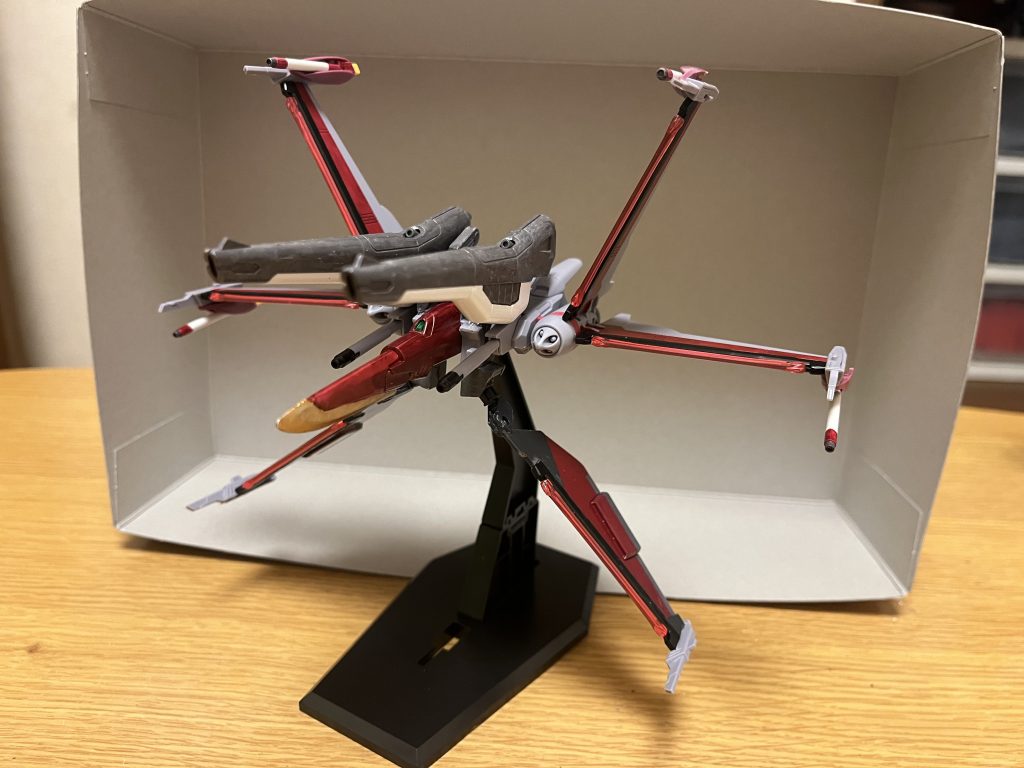 「誇りの守り手」とされるプラウドディフェンダー。その対を成す存在こそ「生命の攻め手」とされるアライヴオフェンサー。アスランとカガリの語る「生きる意思」という強さを反映した凄まじい攻撃性能が特徴であり、「パイロットの信念を形にした」という点では、キラの「可能な限り命を奪わない」という信念に合致したプラウドディフェンダーと似ている。