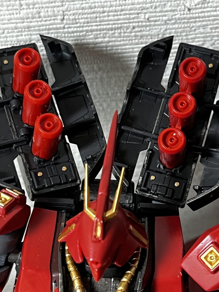 ファンネルは塗ってないです。格納庫の金のワンポイントいい感じにできました！