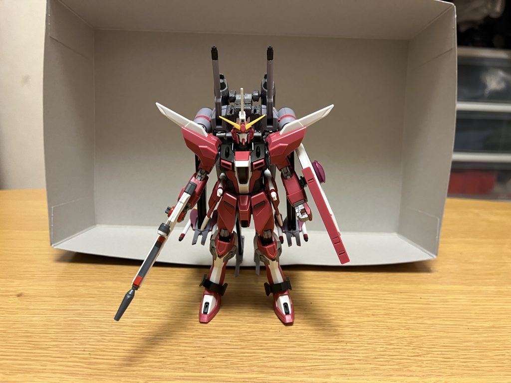 機体名:スプレッドインフィニットジャスティスガンダム全高:19.64m重量:90.09tインフィニットジャスティスガンダム弐式が、強化パーツの「アライヴオフェンサー」とドッキングした合体形態。パイロットは、本体側にはアスラン・ザラが、アライヴオフェンサー側にはカガリ・ユラ・アスハまたはメイリン・ホークが、それぞれ搭乗する(いずれもIF版、メイリンはカガリ不在時の代理として搭乗する)。