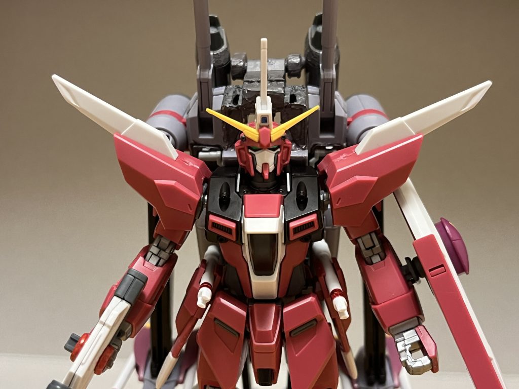 外見本体こそインフィニットジャスティスガンダム弐式だが、背面が丸々アライヴオフェンサーに置き換わっている為、受ける印象は大きく異なる。