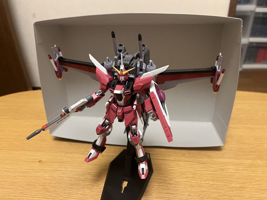 武装アライヴオフェンサー自体がフォランテスの発展型でもあるので、インフィニットジャスティスガンダム弐式の全武装は全て使用可能となっており、その出力と攻撃力が桁違いに強化されている。MMI-GAU4 サジットゥスⅡ 20mm CIWS×2「MMI-M19L 14mm2連装近接防御機関砲」に代わり装備された機関砲であり、頭部の2門内蔵されている。MMI-GAU17E ハーゲルアイゼン 20mmCIWS×4「MMI-GAU26 17.5mmCIWS」に代わり装備された機銃であり、胸部に4門内蔵されている。MA-M1911 高エネルギービームライフル×1改修前と同じ武装であり、フォアグリップの無いビームライフル。近接戦闘時の取り回しを重視し、サブグリップがオミットされており、不使用時には腰部にマウント可能。出力が3倍に強化されており、至近距離であればFT装甲を破壊可能となっている。MX-2002 ビームキャリーシールド改修前と同じ武装であり、ビームシールド発生器を備えた実体シールドであり、ビームブーメラン、アンカーが内蔵されている複合兵装でもある。実体盾自体にも対ビームコーティングが施されており、対ビームコーティングされた武装を防ぐ保険としても機能する上、中央部からは光学防御タイプのビームシールドを発生させる事ができる。防御力は大幅に強化されており、高出力ビーム砲どころか陽電子砲すら防ぐほど。RQM55 シャイニングエッジ ビームブーメランキャリーシールド外縁に設置されたビームブーメラン。ビーム場を形成する力場と空間の相互作用によって、空力が作用しない大気圏外での運用も可能。基部が大型化されており、シールド接続時には大型ビームソードとして機能する。出力と斬撃力が強化されており、ハーデスインパルスガンダム黄泉冥王を含むDG細胞を使用したMSに対しても、機体そのものにダメージこそ与えられないが、パイロットに有効打を与えられるほど。EEQ08 グラップルスティンガーキャリーシールド外装部に格納される有線射出式クローであり、クローでの打突や拘束、ワイヤーでの捕縛、敵機を掴んで引き寄せる等の用途に使われる。MA-M03D ビームサーベル アクータラケルタ×2ストライクフリーダム弐式と同じく「MA-M02G シュペールラケルタ ビームサーベル」に代わり装備されたビームサーベルであり、腰部に2本マウントしている。形状こそ変更されているが、シュペールラケルタから基本的な機能は全て引き継いでおり、柄尻で連結して薙刀状にすることも可能で、この連結状態は「アンビデクストラス・ハルバード」と呼ばれるおり、アスランは、基本的にこの連結状態を好んで使用する。出力と斬撃力が強化されており、ハーデスインパルスガンダム黄泉冥王を含むDG細胞を使用したMSに対しても、機体そのものにダメージこそ与えられないが、パイロットには大ダメージを与えられるほど。MMI-S1M7 トーニトゥルス ビーム重斬脚×2「MR-Q15A グリフォン ビームブレイド」に代わり、膝から爪先に設置された近接格闘用武装。斬り蹴りで敵に攻撃するタイプの武装であり、蹴撃時にはその威力を倍化させる。こちらも出力と斬撃力が強化されており、ハーデスインパルスガンダム黄泉冥王を含むDG細胞を使用したMSに対しても、機体そのものにダメージこそ与えられないが、パイロットに有効打を与えられるほど。MA-F2002 スピッツェシュヴァート ビームホーン×1インフィニットジャスティス弐式の頭部センサーに装備されていたビームサーベルであり、センサーマストから長身のビームサーベルを展開して、対象を斬り付ける新規武装。本形態においては、マイティーストライクフリーダムのディスラプターに相当する「究極兵器」として、その出力と斬撃力が桁違いに強化されており、ナノラミネートアーマーやFT装甲どころか、スペースコロニーのような巨大な構造物でさえ複数まとめて両断するほどで、ハーデスインパルスガンダム黄泉冥王にも甚大なダメージを与えている。使い手のアスランをして「あのレクイエムを小型化したような恐ろしいビーム兵器」「使い方を誤れば、プラントのコロニー群をも斬り刻みかねない」とまで畏怖するほど。戦闘時はこのビームホーン以外の武装のビーム刃を展開して戦う事で、ビーム刃の本数を偽装し、懐に近づかれた際の奇襲用として運用される。また、根本の接続部に前後方向の可動域が存在する為、引き続き頭部を動かすことなく前後に振り抜く事ができる。MDE191S アライヴオフェンサー本機専用の追加リフターユニットにして、通常時は背部にメインスラスターとして装着される。本装備は、ファトゥム系列における直接的な最終発展型であり、同時にフォランテス及びストライカーパック「EW454F オオトリ」の強化発展型でもある。開発においては「フライトユニットを接続し機動性を向上させる」「サブフライトシステムとしての分離運用」「本体とリフターのコンビネーションにより敵機を翻弄する戦術」という初代ジャスティスのコンセプトが大前提となっており、その一方で基礎設計そのものは弐式のフォランテスを基に完成している。オフェンサー自体は分離する事によって、支援戦闘機形態およびサブフライトシステムとしても運用可能で、ジャスティス=リフターに乗って飛ぶというイメージ通り「MSをリフターに乗せて飛ぶ」も可能な他、リフター底面にグリップが設けられている為、「上に乗る」だけでなく「下にぶらさがる」といった運用も可能となっている。本体との接続形式はフォランテスと全く同じで、機首を前方に倒す事で、接続用コネクタが露出する構造となっている他、キャバリアーアイフリッドにも引き続きドッキング可能であり、その際の本体との接続時には、干渉を避けるために本体から分離してキャバリアーアイフリッドの後方に接続される。フォランテスと同様に、主翼の根元にあるジェットエンジンと、そのエンジンブロックの接続部に回転軸が備わっており、ジェットエンジンと主翼を前後方向に360度回転できる他、左右を独立して可動させる事も可能であり、これによって推進ベクトルの角度を自由自在に変更できるようになった為、歴代ジャスティスのファトゥム系列よりも多彩で小回りの利く機動性・運動性を誇る。主翼のビームライザーには、引き続き水平に重ねた状態「ガンモード」と、X状に展開した「スラッシュモード」が存在しており、フォランテスを前面に展開する事で、歴代ジャスティスと同じくフライヤー形態にも移行可能となっており、推力と揚力を最大限に発揮できる。特にオフェンサーとドッキングした本形態では、その推進力が爆発的に高まっており、一方向に限ればマイティーストライクフリーダムを上回る加速性を発揮する(運動性に関してはマイティーストライクフリーダムが上である)。加えて、従来フォランテスには無かった副翼「MA-R259S ビームスラストライザー」も搭載しており、内蔵スラスターと可動アームによる高い自由度によって、本形態における極めて高度な空間戦闘能力を支えている。オフェンサーの装甲材は、オーブが初めて開発に成功したVPS装甲とラミネート装甲による複合装甲であり、さらにこの装甲材にヤタノカガミの技術を一部導入した結果、極めて高い防御力・耐久性を実現しており、出力ビームどころか陽電子砲にすら無傷で耐え凌ぐばかりか、発射されたコロニーレーザーにそのまま突っ込みながら、逆にコロニーレーザーを貫通してしまうほど。その為、このオフェンサーを破壊する為には、ビームサーベルによる斬撃、またはビーム刃と実体剣を併用した対艦刀を用いる必要がある。そして最大の特徴は、お互いに「操縦権を共有する事で、予測困難な動きを行う」という連携を前提とした遠隔操作機能であり、オフェンサーの名に相応しい「攻め」を重点に置いた装備だが、同時にお互いの連携がなければ真価を発揮できない武装でもある。遠隔操作機能本機とアライヴオフェンサーの双方には、キャバリアーアイフリッドと同じく、SPCを用いた通信機能が搭載されており、地球から月まで(またはそれ以上の距離)に至るタイムラグ無しの超遠隔通信が可能となっている。コックピットによる操作だけでなく、自律AIでのオート運用も可能であり、これらを駆使する事で、変幻自在な戦闘モーションを実現可能とする。しかし、当然ながらこの機能を駆使する為には、お互いの連携とコンビネーションが必須であり、呼吸が合わなかったり、連携を間違えれば、途端に動きが鈍くなったり、撃墜に繋がる危険性もある。それぞれオート運用機能も完備されている為、わざわざ無理に操縦権を共有し合わずとも、片方による遠隔操作のみでもMSもリフターも動かせる。ちなみに、アスランとカガリは、それぞれ高い操縦技術を持ち、しかも2人の心と信頼関係は(IF版では恋人として)強く繋がっている為、この遠隔操作機能を最大限に発揮している。また、メイリン搭乗時も、同様にアスランと強い信頼関係を築いている為、こちらも最大限に発揮可能となっている。ちなみに、この機能の主な活用方法は以下の通りであり、特に4つ目はアコードたちが操縦するブラックナイトスコード等、さらには未来予知への対策ともなり得る。MS本体側で、オフェンサーを遠隔操作するオフェンサー側で、MS本体を遠隔操作するMSとオフェンサーで、それぞれ別行動するMSとオフェンサーで、お互いに操縦権を交換し、敵機に自分たちの行動パターンを読ませない動力源本体のみならず、このオフェンサー側にも、ハイパーデュートリオンエンジンまたは新型融合炉が搭載されているとのことで、後述のミラージュコロイドを含めたエネルギー問題は解消されている。コックピット部分オフェンサー側のパイロットシートは正面に1席のみだが、スペース自体は(本家キャバリアーほどではないものの)それなりに広く、最大10名までは搭乗可能としている。ハッキング機能オフェンサー側には電子戦用装備も充実しており、オペレーター次第では単騎で宇宙要塞をハッキングしうるほどの性能を持つ。特にメイリン搭乗時は、彼女の凄まじいハッキング能力が最大限に活かされる為、メイリンが単なる「カガリの代理」に留まらない要因となっている。ミラージュコロイドオフェンサー側に備わっている特殊機能で、MS本体とオフェンサーがドッキングした本形態において、真価を発揮する。オフェンサー単体では、姿を隠す機能「ミラージュコロイド・ステルス」が使用可能で、このステルス機能自体はドッキング状態であればMS本体も使用可能(逆に本体には備わっていない為、分離状態では使用不可能)。これだけに留まらず、本機またはオフェンサーのどちらかが別の機体を抱えていた場合、その機体も隠匿できるようになっている。そしてオフェンサーとドッキングした本形態では、旧デスティニーやブラックナイトスコード等のような残像を伴う高速飛行が可能であり、流石に分身能力は持たないものの、それでも歴代ジャスティスを遥かに上回る幻惑効果を獲得している。さらに、MS本体とオフェンサーの双方にエネルギー源を備えている関係上、片方のエネルギー源だけでも、半永久的な使用が可能となっている。武装元々フォランテスをベースとしている為、新規兵装のハイパーアムフォルタス以外は概ね同じ武装構成である。オフェンサーでは、改修前のファトゥム-01のような特攻を想定した武装も取り入れており、オフェンサー自体の極めて高い耐久性と後述の対装甲ブレードとビームライザーを用いた突撃も可能となっている(あちらとは異なり、オフェンサー自体の高い耐久性もあって、そもそもオフェンサー損失による戦力低下はほぼ皆無に近い)。射撃火力面も既に徹底的に強化されていた弐式を遥かに上回り、今までのジャスティスどころかストライクフリーダム(及び弐式)を超えるレベルの弾幕を張る事ができる。対装甲ブレード×1オフェンサーの機首に設置されている鋭利な先端部分であり、改修前のファトゥム-01の対装甲ナイフを強化発展させた突撃武装。この金色のブレードには、赤熱化するだけでなく、ビームサーベル発生機能も備わっており、陽電子リフレクターごとPS装甲を簡単に貫くほどの破壊力を誇る。MA-M50E3F 高エネルギー長射程ビーム砲×2オフェンサーの機首付近の両側に装備されているビーム砲であり、ファトゥム-01の「MA-6J ハイパーフォルティス ビーム砲」の実運用上の後継にあたる。フォランテスと同じ装備だが、あちらを凌ぐ威力を誇り、至近距離であればFT装甲にダメージを与えるほど。可動域に関してもフォランテスと全く同じであり、歴代ジャスティスのフォルティス系列同様、本体の肩部分に展開されるのだが、こちらは上下方向の可動域も継承しつつ可動範囲が拡大しており、未使用時は頭部センサーの視界干渉を防ぐために上部へ避けておく事ができる他、飛行形態時でも砲身を前方に向ける事ができる為、ジェットエンジンの回転軸と合わせて形態を問わずバックパックの全砲門を前方に向けられる構造となっている。MA-M50A9F ハイパーアムフォルタス プラズマ収束ビーム砲×2オフェンサー上部に装備された大出力ビーム砲であり、セイバーガンダムの「M106 アムフォルタス プラズマ収束ビーム砲」の上位互換モデル。1門だけでも破壊力は凄まじく、遠距離攻撃でもFT装甲を破壊可能とするほど。さらに、前後方向に180度回転できる可動アームが備わっており、非使用時は後部にマウントされる為、可動域自体は広いものの、上述の高エネルギー長射程ビーム砲の後部に搭載されている関係上、本装備を使うには先にあちらを前方に向ける必要がある。MA-19B ハイパーフォルティスビーム砲×2アムフォルタス砲身の上部に設置されたビーム砲であり、原型機の「ハイパーフォルティス」と同系統モデルにあたる。こちらは仕様上、アムフォルタス展開時のみ使用可能だが、威力と連射性能も従来のハイパーフォルティスを遥かに上回り、こちらも至近距離であればFT装甲にダメージを与えるほど。AIM-1913D 自立誘導中距離空対空ミサイル スコルピオ×2オフェンサーのエンジンブロック前部に装備された4連装ミサイルポット。一撃でもレールガン並の威力を有しており、FT装甲をも破壊可能とする。MA-R259 ビームライザー×4オフェンサーの主翼に内蔵されたビームデバイスであり、主翼前面にはビームブレイド発振器を内蔵し、先端にはビーム砲が搭載されている。弐式との違って、後述する武装はどのモードでも使用可能となっている。ビームブレイド×4ビームライザー前面に1器ずつ内蔵されており、ビームブレイドを形成する。こちらも出力と斬撃力が強化されており、ハーデスインパルスガンダム黄泉冥王を含むDG細胞を使用したMSに対しても、機体そのものにダメージこそ与えられないが、パイロットに有効打を与えられるほど。引き続きガンモードでも使用可能だが、こちらもスラッシュモードによって真価を発揮する。ビーム砲×8ビームライザー先端に2門ずつ内蔵されており、本形態が持つ複数のビーム砲と合わせて、射撃火力面が大幅に高まっている。従来のビームライザーの先端上部に、新たに1門ずつ増設された見た目になっており、その後部にもスラスターが内蔵された事で、機動力と火力の大幅な増強に成功している。弐式のファランテスとの違いとして、スラッシュモードでもこのビーム砲が使用可能となっており、その1門でも至近距離であればFT装甲にダメージを与える威力を得ている。ガンモードでは、ビーム砲が2門同時に重なる関係上、その威力をさらに倍化できる他、同時発砲による収束発射も可能としており、貫通力も高まっている為、引き続き本装備の真価はガンモードによって発揮される。MA-R259S ビームスラストライザー×2オフェンサーの副翼を兼ねたビームデバイスであり、上述のビームライザーと同様に、前面にはビームブレイド発振器を内蔵し、先端にはビーム砲が搭載されている。また、後部には高出力スラスターも内蔵されており、大幅な機動力向上にも一役買っている。オフェンサー下部の可動アームを介して接続されており、後述の武装はモード関係なしに使用可能(そもそも本武装には、モード類は存在しない)。ビームブレイド×2ビームスラストライザー前面に1器ずつ内蔵されており、ビームブレイドを形成する。こちらも出力と斬撃力が高く、ハーデスインパルスガンダム黄泉冥王を含むDG細胞を使用したMSに対しても、機体そのものにダメージこそ与えられないが、パイロットに有効打を与えられるほど。ビーム砲×2ビームスラストライザー先端に1門ずつ内蔵されており、本形態が持つ複数のビーム砲と合わせて、射撃火力面が大幅に高まっている。威力面も高く、1門でも至近距離であればFT装甲にダメージを与える威力を得ている。