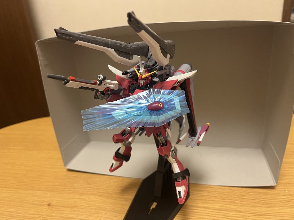 性能本体はインフィニットジャスティスガンダム弐式と全く同じである。動力源ハイパーデュートリオンエンジンまたは新型融合炉が搭載されているとのこと。全天周囲モニターコックピットは、ライジングフリーダムガンダムとイモータルジャスティスガンダムに採用されていたタイプの全天周囲モニターへと交換されており、視認性と機能が更にパワーアップしている他、スペースも広くなっており、メインシート右側にサブシートが設けられている。機動力・スピード原作と同様に、背部には「アライヴオフェンサー」を搭載しており、各種スラスターの増設による運動性向上と合わせて、重力下でも飛行可能となっており、極めて高い機動力と攻撃性能を発揮する。詳しくは、後述を参照。防御力・耐久性装甲には、VPS装甲を採用しており、関節部は銀色に発光する。本機の場合、フレーム部はフェイズシフト装甲材で構成され、対弾性が向上、近接戦における激しい動きにも耐えうる剛性も獲得しているが、こちらではストライクフリーダムのような細かい装甲分割機構は採用されておらず、腕部・脚部のスライド式装甲の採用に留まっている。加えてエネルギー向上もあって、本体の見た目こそ変わらないものの、実は本体の耐久性が大幅に上がっており、通常のビームライフルの一斉攻撃を無傷で耐えるほどに高まっている。攻撃能力ハーデスインパルスガンダム黄泉冥王のような武器を用いない徒手空拳は当然ながら不得手だが、豊富な近接装備による攻撃性能に特化している。