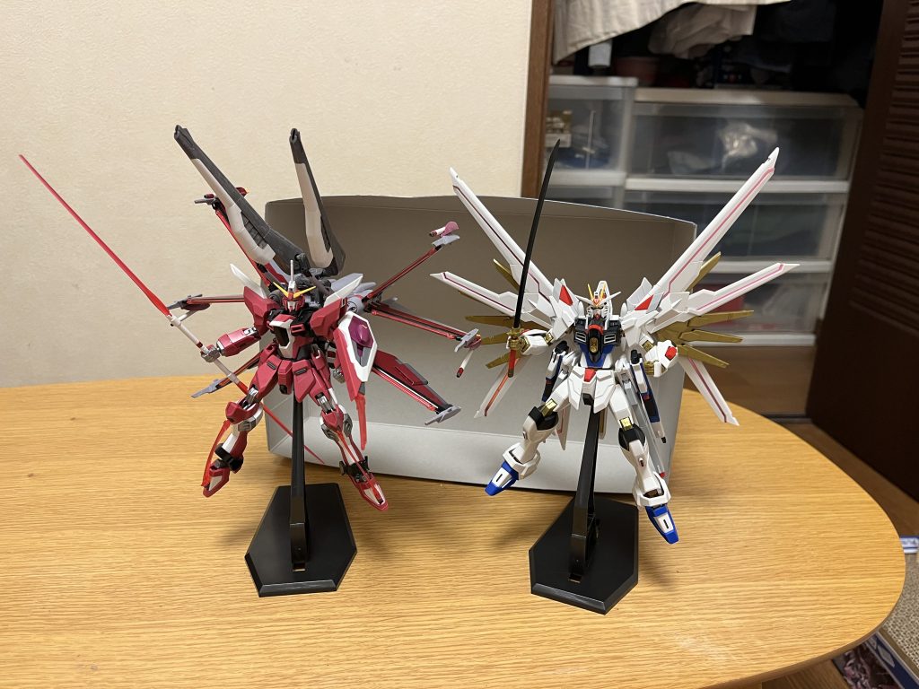 マイティーストライクフリーダムガンダムと並べてみました。ボリュームに関しては、マイフリを上回っていそう………以上、スプレッドインフィニットジャスティスガンダムでした。