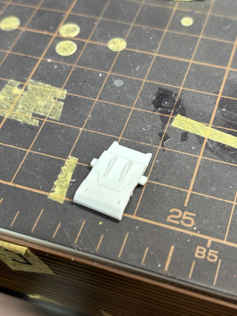 ディテール追加①肩アーマーの一部にRGのようなフィンをつけました。また、それ以外の部分はあまりわからないかもしれませんが、ちょろっとだけ筋彫りの追加などしました。