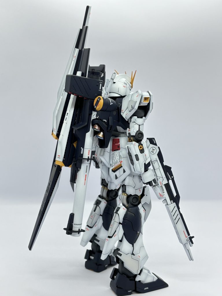 いつものアングル③デカールはアレンジなどせず、付属のものを指定通りに。写真アップしてる時に気づきましたが、サーベルのカバーみたいなやつが開いてますね…。