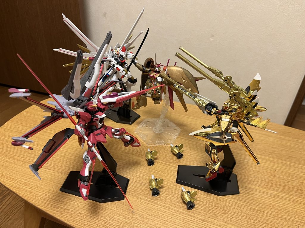 総合的な戦闘能力について圧倒的なビーム耐性のみならず、実弾に対しても強い耐性を獲得し、さらに動力面や新型バックパックによる攻撃性能の強化によって、総合的な性能は飛躍的に向上しており、ムウ(代理操縦時はカガリ)の高い操縦技術も合わさって、戦闘能力も大幅に強化されており、マイティーストライクフリーダムガンダムやスプレッドインフィニットジャスティスガンダムに匹敵するほど。しかし、その強さを以てしても、ハーデスインパルスガンダム黄泉冥王には歯が立たず、有効打を全く与えられない。