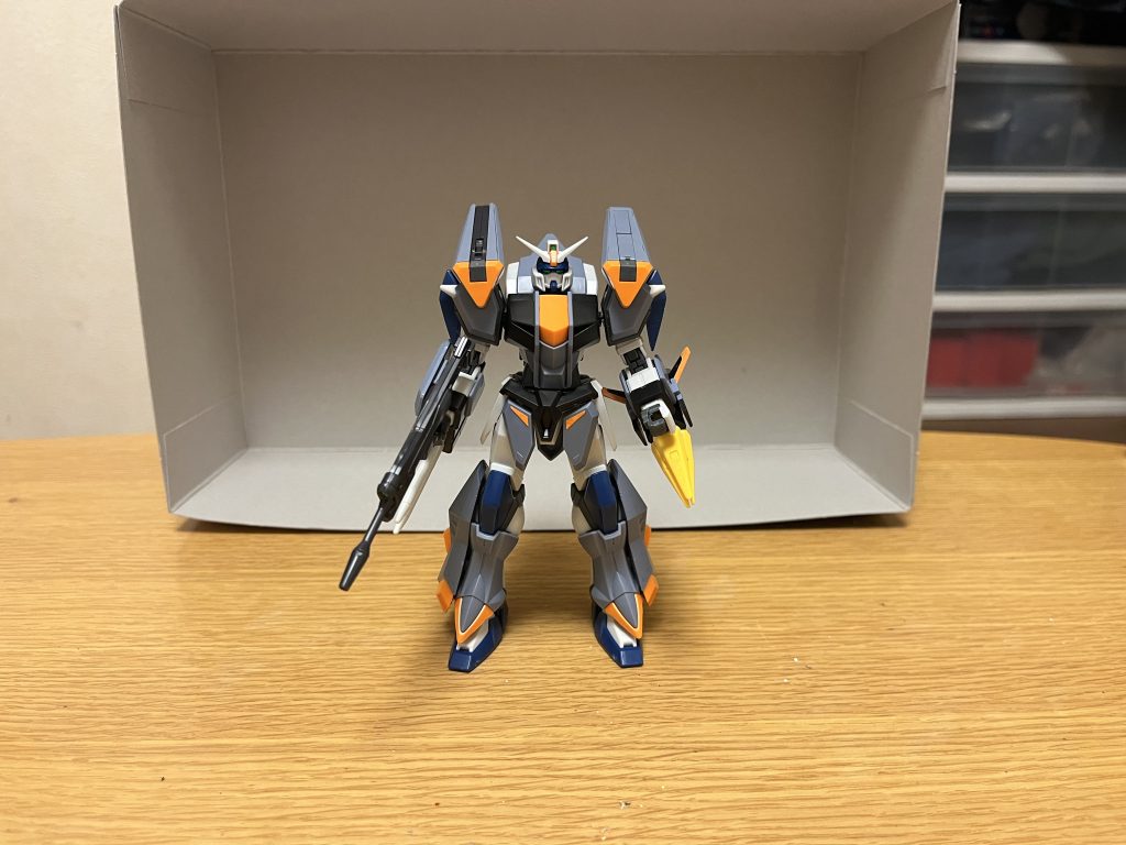 機体名:デュエルブリッツガンダム全高:17.50m重量:71.08t数多の大戦後、行方不明だったGAT-X102 デュエルガンダムが大改修を施された機体であり、同時期に改修されたライトニングバスターとは事実上の兄弟機とされる。元々はユーリ・アマルフィやエザリア・ジュールらが、廃棄された本機を試験用に改修したものであり、モルゲンレーテ社で改修されたストライクフリーダム弐式などと同様に実戦を想定していない。パイロットは、イザーク・ジュール(IF版)。