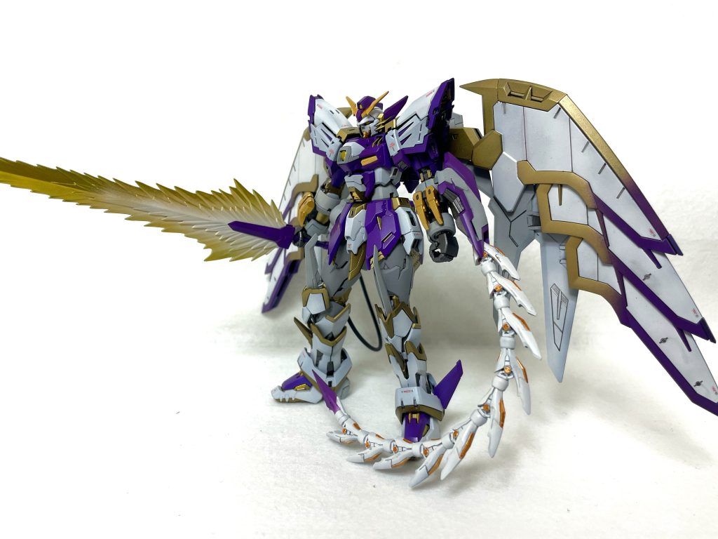 メインホワイト部分 ニュートラルグレー1と2で塗り分け太もも部分 ニュートラルグレー3メイン金部分 フィニッシャーズ青金メイン紫部分 フィニッシャーズニンジャパープルアンテナ、クロー部分 スターブライトゴールドとスターブライトシルバーのMIXセンサー、ビームエフェクト フィニッシャーズクロームシルバー→蛍光イエロー羽は金→紫でグラデーションをかけてみたのが正解で広げた時に映えます✨