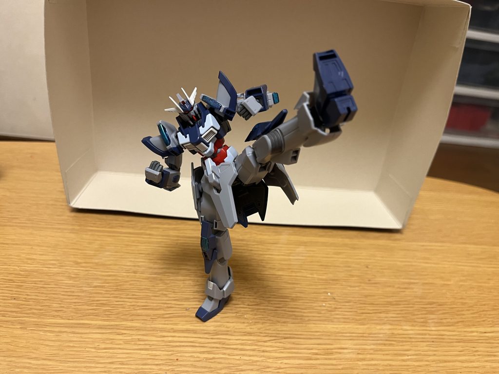 性能反応速度と運動性に特化した設計になっているが、動力面に関しては他のリベンジャーズ幹部MSと異なる仕組みとなっている。DGハイパワーエンジン本体の動力源。超強化型とは異なる「特殊特化型」に分類されており、その名の通り「大出力のみ」に特化しており、エンジン出力だけならば超強化型をも上回る。この特殊強化型は「パイロットが持つ生身の体力と素質に反応する」という性質を持っており、使用条件として「DG細胞の有無に関わらず、強靭な肉体と体力を持つ人間の搭乗」が前提となる。その性質上、DG細胞を頼るだけの生半可な人間では使用条件は到底満たせず、更には他の超強化型のパイロットですら扱えないほどで、この特殊特化型の出力を最大限引き出せる存在はスタージュンとシン・アスカのみだった為、このエンジンを搭載した本機は、スタージュン専用MSとして設計されている。ただし、従来のハイパワーエンジンが持つ「DG細胞を持った人間の感情に反応する」の性質とハイパワービッグバンを引き起こす機能を失っている為、超強化型へ進化できなくなって上に、「パイロットの体力やコンディションが低下すると、エンジン出力も同時に低下する」という弱点まで生まれてしまっている(出力低下に関しては、スタージュンの驚異的な体力を前提としている為、特に問題視されていない)。攻撃能力両腕と両脚には高エネルギー収束機器を搭載している為、通常のパンチとキック等の打撃による攻撃力も凄まじく、PS装甲をも粉砕可能とするほど。この高い格闘性能は、本機の攻撃手段の要にもなっている。防御力・耐久性全身装甲だけでなく、内部フレームの強度と耐久性は、極めて堅牢であり、激しい高機動にも難なく耐え得る。単純な防御力に関しても、陽電子砲を正面から受けても無傷でいられる非常に高い水準を確保している。機動力・スピード機動力は非常に高く、大気圏内での飛行も可能としており、亜光速レベルで動くMSにも充分に対応できるほど。さらに後述の体感同調の恩恵によって、反応速度と運動性はリベンジャーズの幹部用MSの中でも随一を誇り、並の超強化型すら上回っている(本機の反応速度と同等なのは、組織内では黄泉冥王のみ)。パイロットと本機の体感同調これ自体は本機独自ではなく、アルティメット細胞やDG細胞を使うMSであれば使用可能な機能であり、その力をある程度使いこなせば、誰でも使えるものである。パイロットの意思でダメージ伝達のリミッター解除し、パイロットの体感を本機の反応速度と同調させる事で、戦闘モーションにおける一切のタイムラグを失くす。体感の全てを同調する為、MSのメインカメラで捉える映像を直接その目で見たり、風や天候の僅かな変化などを感じ取ったり、遠くにいる相手の声を聞いたりもできる。しかし、ダメージ軽減を一切失くす上、体感と同時に痛覚も一切遮断せずに同調してしまう為、高い防御力で本機は無傷であろうとも、受ける全てダメージはパイロットに完全に伝わってしまう。一応は体感を同調させるだけなので、出血こそしないものの、痛覚が完全に伝わるとなれば、仮にMSの腕が切断されれば「腕を切られた」のと同じ痛みがパイロットも味わう為、これだけでも並大抵のパイロットは気絶は避けられず、一般的な人間サイズの拳銃も、胸部に直撃すれば「胸を撃たれた」痛みが走る。通常のミサイルや機関砲も、生身で体感するのも同然となる為、これも直撃した箇所が悪ければ、並大抵の人間では致命傷となり得る。ビームや核ミサイル等の威力が高いものになれば、皮膚や骨にも響く激痛は必須、即死すらあり得る。もちろん、これだけの恐ろしいデメリットを持つ関係上、パイロットの殆どは、無意識にこの機能を使わなかったり、知っていても封印する者が多い(幹部たちも「生身でMSの攻撃を受けるのと同じ」「銃弾を1発でも当たれば死にかねない」と言うほどの危険性である)。しかしスタージュンは、肉弾戦や自分へのダメージも視野に入れて、この機能を常時使用しており(本人曰く「ダメージが強ければ、相手の強さをより正確に測れる」とのこと)、大出力ビームの直撃すらも耐えている。その為、この機能の活用ぶりはシン・アスカ(IF版)以上に積極的と言える。