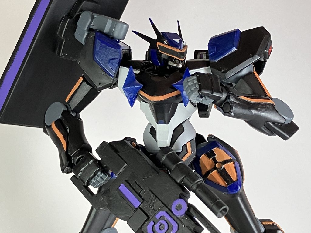 ミドグラ2人の特徴を反映させつつ、なるべくガンダムとして違和感を感じすぎないように、オレンジ配色は各所を伝うエネルギー的なイメージでプラ板貼り付け。「Allegro」関連は紫での配色を行いました