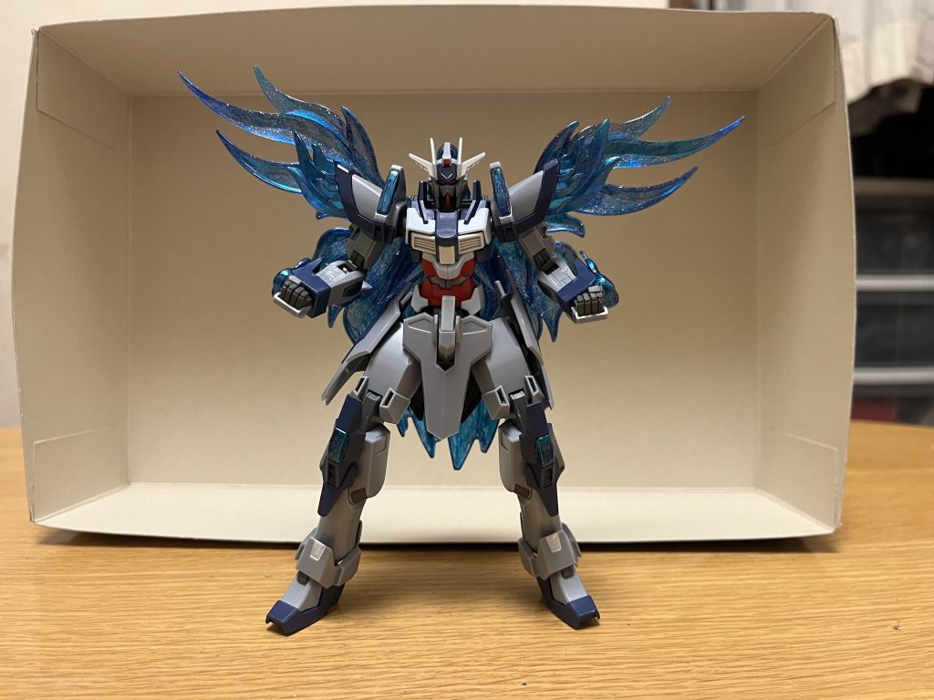 特殊能力獄炎操作(ごくえんそうさ)最大の特徴と言える特殊能力であり、超高温の蒼炎を生成して自在に操る。この蒼炎は、地面を一瞬で溶かすだけでなく、PS装甲やFT装甲、さらには陽電子リフレクターですら焼き尽くすほどの火力と攻撃力を誇り、別名「地獄の炎」と呼ばれている。スタージュンの操縦技術と本機の反応速度、そして本機の徒手空拳やバーナーソードが組み合わさる事で、威力増強、攻撃範囲の拡大、遠距離攻撃をも可能とするなど、豊富な攻撃手段を獲得しており、この蒼炎を用いた以下の技を、並のパンチやキックと全く同じ感覚で使用可能。攻撃技の威力に関しては、必殺技に匹敵するほどの凄まじい火力を有しており、必殺技や一部の攻撃技に至っては、戦略兵器クラスをも軽々と上回る威力を有している。※大半は原作トリコのスタージュンの技名をそのまま使っていますが、一部はオリジナル技を用意しています。熱消毒熱を本機に纏う事で、毒などの状態異常を消し去る。キャンプファイアー本機を中心に、周囲を炎上させる。上位互換が存在する技だが、この時点でもPS装甲・FT装甲・ナノラミネートアーマーにも大ダメージを与える威力を有する。キャンプファイアー「中火」キャンプファイアーの強化版。有効範囲が半径10kmに拡大しており、範囲内の敵はPS装甲・FT装甲・ナノラミネートアーマーであろうと、1分も経てば焼き尽くすほど。キャンプファイアー「強火」キャンプファイアーの強化版。有効範囲が半径20kmに拡大しているだけでなく、範囲内の敵はPS装甲・FT装甲・ナノラミネートアーマーであろうと、わずか10秒で焼き尽くすほど。火盾(ひたて)手を蒼炎で包んで攻撃をガードする。陽電子砲による一撃ですら、完全に燃やし尽くすほどの火力を誇る。火盾「ボーンフライ」火盾をかざし、襲いかかってきた敵を骨まで炙るカウンター技。MSだけでなく戦艦クラスでさえ、パイロットや搭乗員ごと(しかも骨どころか細胞一つ残さずに)焼き尽くす火力を誇る。火炎ドーム炎のドームで周囲を包む。火盾の上位防御技であり、戦艦クラスをも包み込んで、戦略兵器からも完璧に守り切るほどの防御力を誇る。バーナーパンチ蒼炎を纏った強力なパンチ。戦艦を一撃で轟沈するほどの威力を有する。バーナーキック蒼炎を纏った強力なキック。バーナーパンチの数倍以上の威力を誇り、巨大コロニーにも致命傷を与えるほど。バーナーショットバーナーのように長く伸びた蒼炎の弾丸を、無数に撃ちこむ。バーナーパンチに劣るとは言え、こちらも威力が凄まじく、一発だけでビームシールドごと敵MSを貫通するほど。バーナースコール灼熱の豪雨を降らせる、広範囲攻撃に適した技。ファイアースピア蒼炎で作り出した槍で、相手を貫く。陽電子砲を押し返し、そのまま戦艦をも貫通する威力を誇る。火炎烈風(かえんれっぷう)蹴りとともに脚部から蒼炎を放つ、至近距離から放つのに適した攻撃技。激熱「火炎放射(かえんほうしゃ)」敵に向かって勢い良く蒼炎を放つ、遠距離に適した攻撃技。炎の竜巻「火炎旋風(かえんせんぷう)」バーナーソードを振りかざして、炎の竜巻を起こす。攻防のどちらにも使える技であり、防御の際は大出力ビームを軽々と防ぎ、攻撃の際は敵MSをPS装甲ごと焼き尽くし、そのまま遠くへ吹き飛ばすほど。バーナー炙り刺しバーナーソードで相手を突き刺し、炙る。陽電子リフレクターやビームシールドごと、PS装甲やFT装甲を持つMSをも貫通する威力を持つだけでなく、炙る関係上そのままパイロットを焼死させてしまう。一刀焼き切り(いっとうやきぎり)バーナーソードによる強力な斬撃。斬撃力は凄まじく、最小火力でも戦艦を一刀両断し、最大火力では巨大コロニーをも真っ二つにするほど。千里眼(せんりがん)一度ロックオンした対象物を捉える特殊能力。例え数億光年彼方に移動したとしても、常に対象物を捉え続ける。ワープキッチン本機が人工的に作り出せる裏世界(亜空間)であり、本機とその周りを包み込む特殊能力。かなりの大技でもあり、エネルギー消費も激しい為、連発は不可能。作り出した空間内は、時空の歪みが弱く、現実世界とも隔絶されており、敵を閉じ込める、味方を安全圏へ移動させる等の芸当が可能。特に現実世界と隔絶されている関係上、もし閉じ込められると、スタージュンの意思、或いは本機を撃破しない限り、この空間から逃げられない。MSではなく「空間そのもの」に対する特殊能力である為、特殊能力への耐性を持つMSをも閉じ込められる。ただし、エネルギー量や力そのものが桁違いの存在だと、自力でこの空間から脱出されてしまう。ちなみに、この空間内の時間は、現実世界と同じ時刻で経過する無重力空間ではあるが、酸素そのものは存在しており、生身の人間でも生存可能。必殺技サタンバーナーソード灼熱の蒼炎で敵を斬り裂く、本機最大の必殺技。大陸をも切断するほどの威力を誇り、その気になれば戦略兵器レクイエムやジェネシスをも相殺可能。