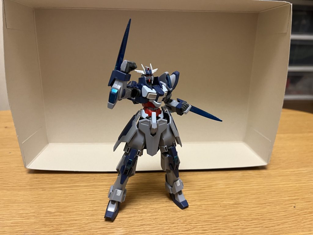 武装バーナーソード本機の主兵装とする実体剣。これ自体もPS装甲を斬れる切断力を持ち、後述の獄炎能力との併用によって「斬る」と「焼く」を同時に行える。剣自体の耐久性と強度も非常に高いものの、決して壊れない訳ではなく、この剣をへし折られる場面はある。ただし、そもそも本機は武装自体が少なく、さらに格闘戦と肉弾戦にも対応可能な為、仮にこの剣を喪失しても、急激な戦力低下には陥らない。ビームソード手甲部から発生させるビーム刃。一般的なビームサーベルのように手首のスナップを効かせた斬撃こそ不可能だが、その切れ味は鋭く、これを用いて拳撃を剣撃に昇華させる事が出来る。