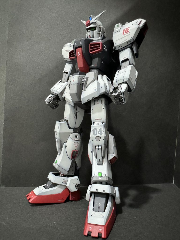 今回はRGのパネルラインを参考にスジボリ、合わせ目消し、塗り分け、デカール多めにしています。謂わばただの色替えなんですが、元のエゥーゴカラーのホワイトもややグレーっぽかったはずなので、イエローを除いてグレーをちょい濃くしてリアルタイプカラーっぽいカラーリングにしました。