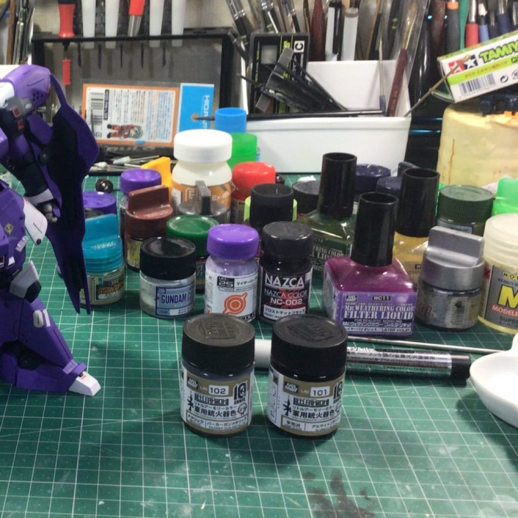 メインの基本色に使った塗料はバーチャロンカラーのマイザーパープルとNAZCAダークブルーイッシュパープルとガイアのピュアホワイトに微量のブラックを混ぜたくすんだ白をエアブラシ塗装。ビームライフルはリトルアーモリー 10th Anniv.カラー のアルマイトブラックとガンメタリックを瓶生で塗装しました